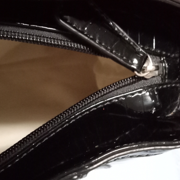 Guess crocodile embossed PVC Vinyl black tote w/shoulder straps clean interior - Picture 9 of 16
